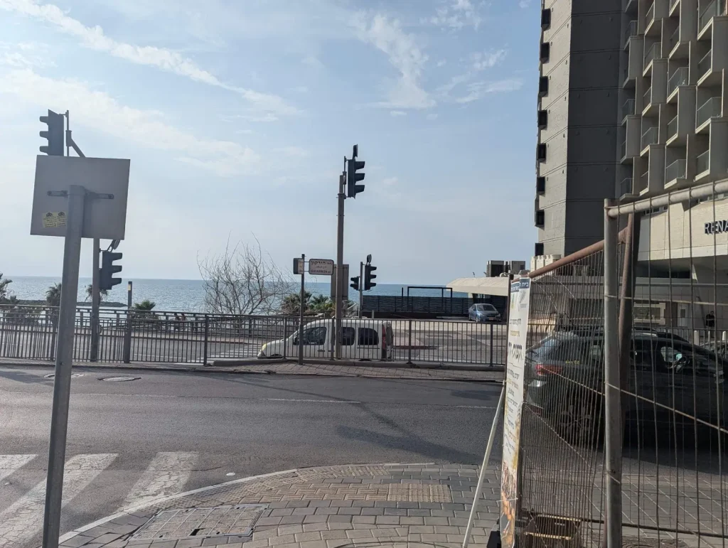 Gordon Street crossing at Hayarkon with a view straight down to the sea