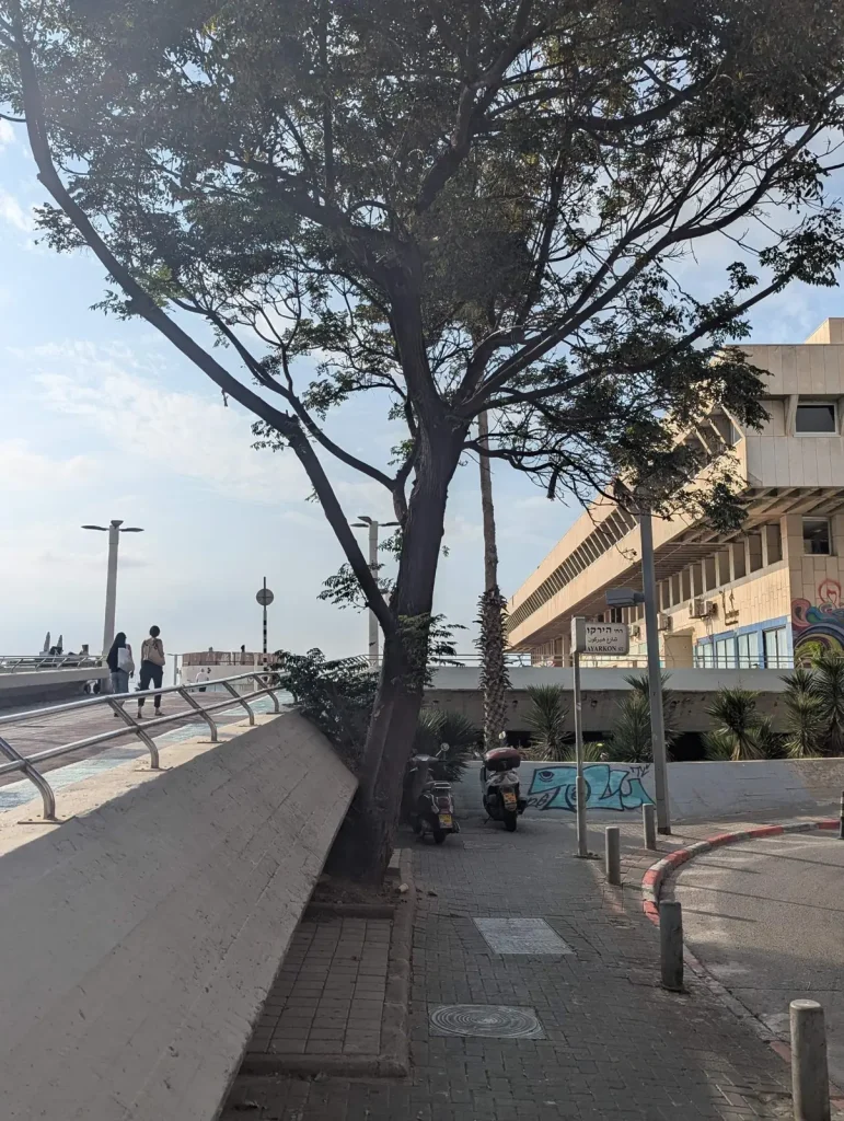 Walkway up to Atarim Square from the Ben Gurion Boulevard side, Tel Aviv