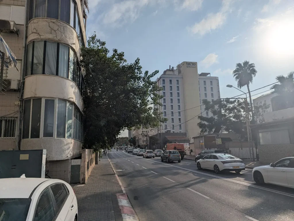 Curved older apartment building on Yirmiyahu Street
